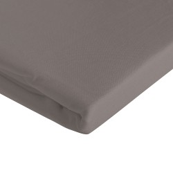 Przescieradlo-bawelniane-bez-gumki-w-kolorze-szarym,-rozmiar-200x220-cm-z-dodatkowymi-5-cm-po-bokach.-Produkt-lezy-na-gladkiej-powierzchni,-ukazujac-teksturowany-material.-Widok-z-boku,-zlozone,-bez-widocznych-napi.jpg