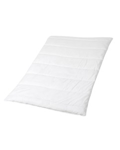 kołdra 200x220 rozłożona na białym tle