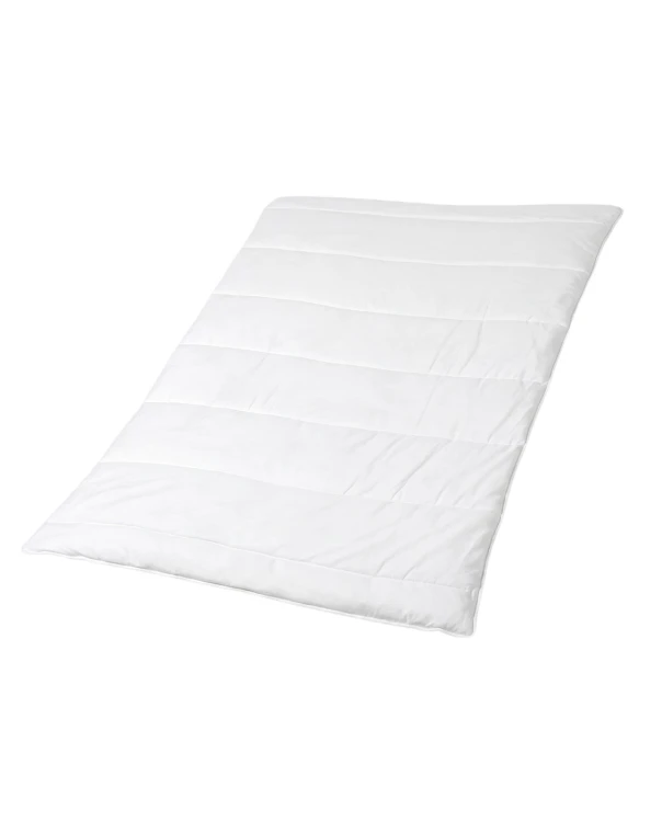 Kołdra 160x200 całoroczna rozłożona na białym tle