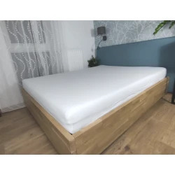 białe prześcieradło z gumką 140x200 na łóżku