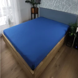 Prześcieradło z gumką 140x200 na łóżku 100% bawełna chabrowy