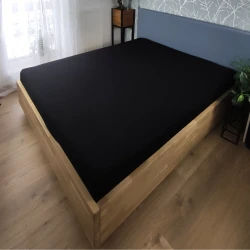 Prześcieradło z gumką 140x200 na łóżku bawełna 100% czarne