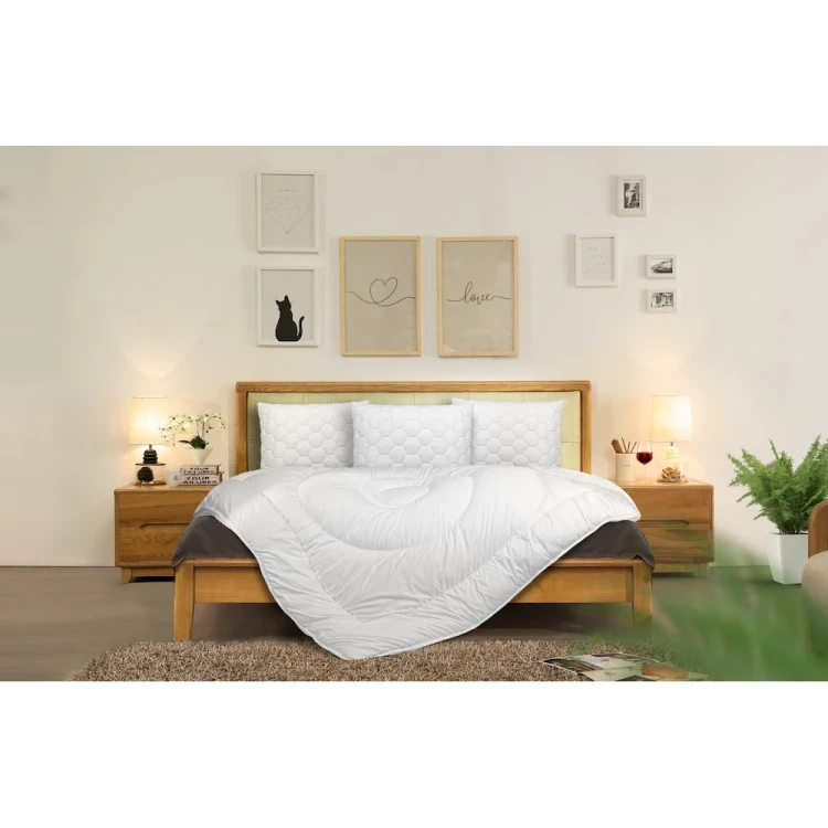Poduszka 50x60 Eternal Love do spania w sypialni na drewnianym łóżku