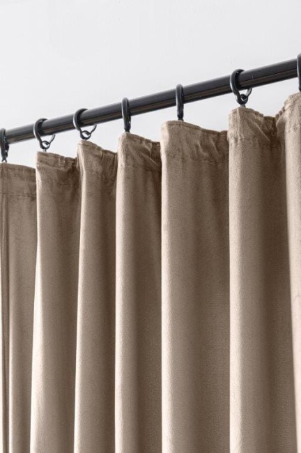 Przejdź do produktu Zasłona do salonu 140x270 na taśmie beżowa welurowa