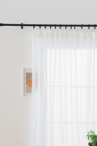 Luksusowa biała firanka z woalu o wymiarach 145x250 cm idealna do przestronnej sypialni