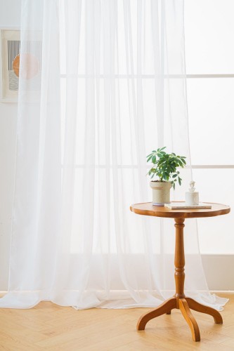 Zwiewna i lekka firanka woalowa 145x250 cm dodająca uroku każdej kuchni.