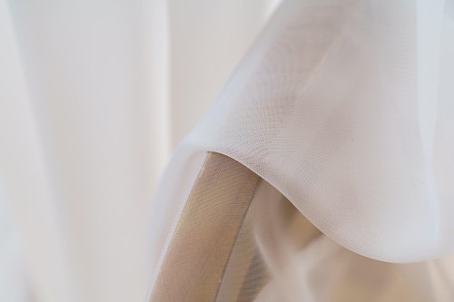 Gotowa firanka woalowa w odcieniach bieli 145x250 cm, tworząca atmosferę spokoju.