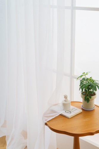 Prosta i stylowa biała firanka 145x250 cm, wpuszczająca naturalne światło do pokoju.