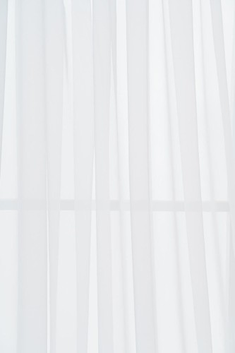 Elegancka i funkcjonalna biała firanka woalowa 145x250 cm, idealna do oświetlenia przestrzeni w każdym domu.