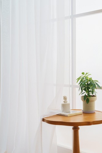 Nowoczesna firanka z woalu 300x250 cm na tunelowe zawieszenie, idealna do salonu.