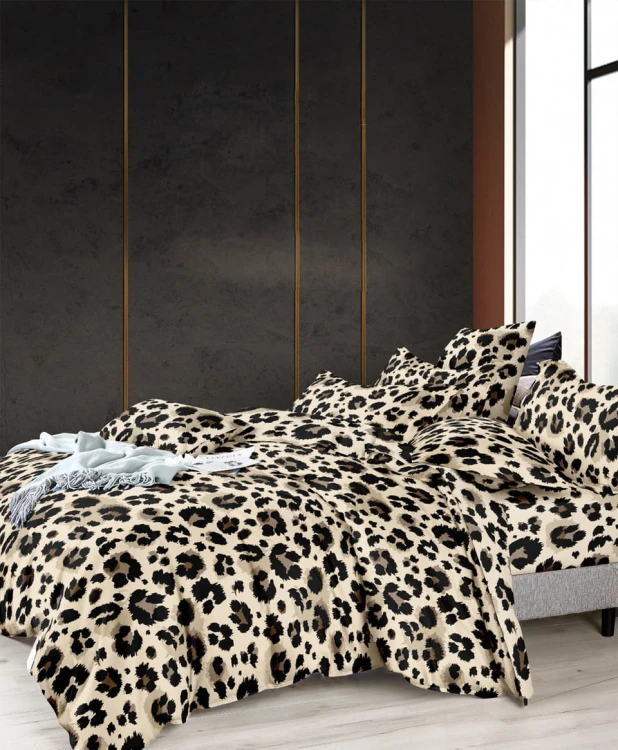 Elegancka pościel z mikrofibry o wzorze w leopardzie cętki w odcieniach beżu i brązu.
